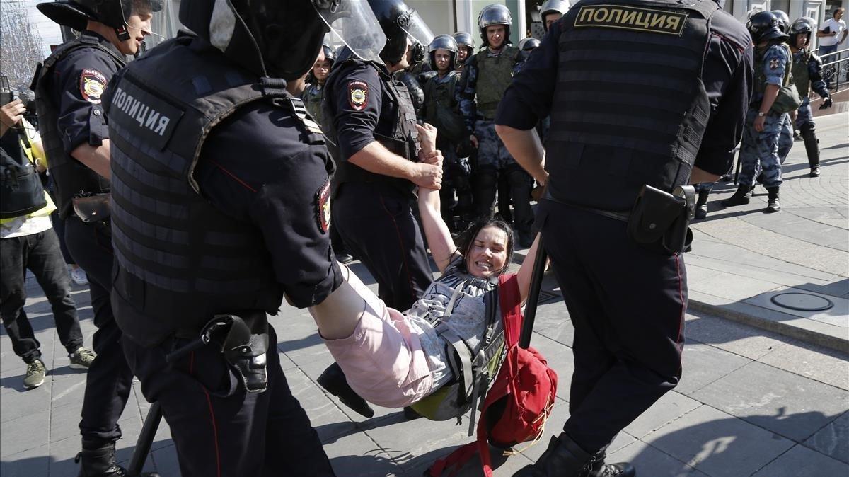 zentauroepp49238463 police officers detain a woman during an unsanctioned rally 190727174723