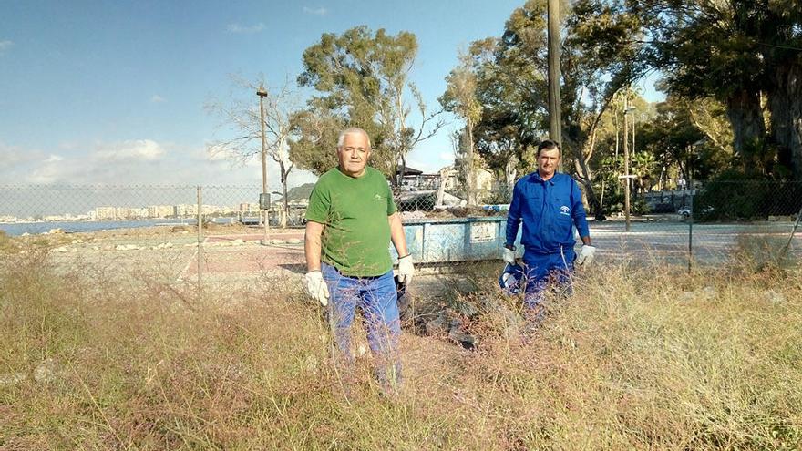 En la foto, José Manuel Extremera (izquierda) y Antonio López, en la mañana de ayer, a punto de terminar los trabajos para vallar la parcela en la que crece el &#039;Limonium malacitanum&#039; o siempreviva malagueña