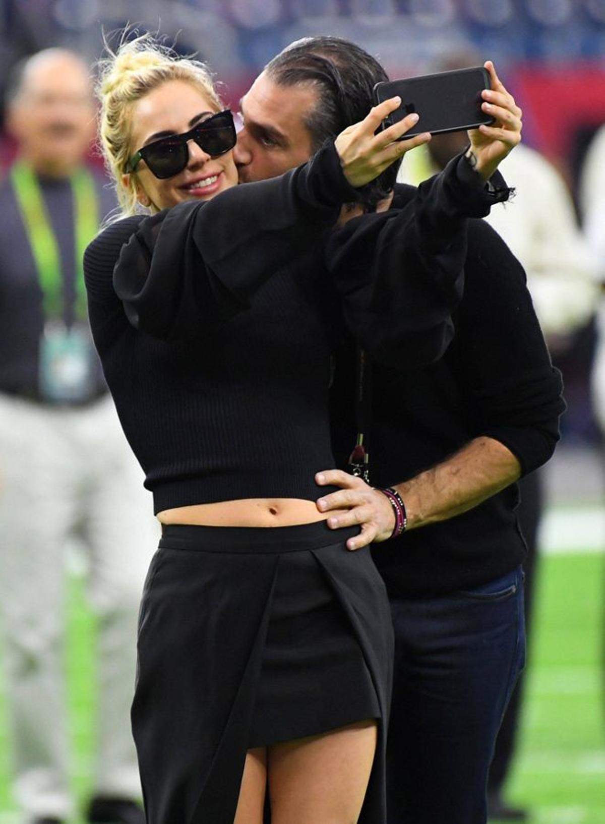 Super Bowl 2017: Lady Gaga haciéndose una foto con Christian Carino
