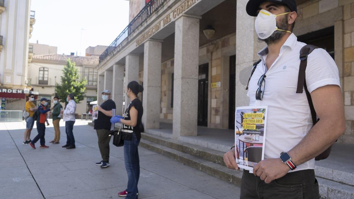 Varios hosteleros, frente a la Subdelegación del Gobierno de Zamora.