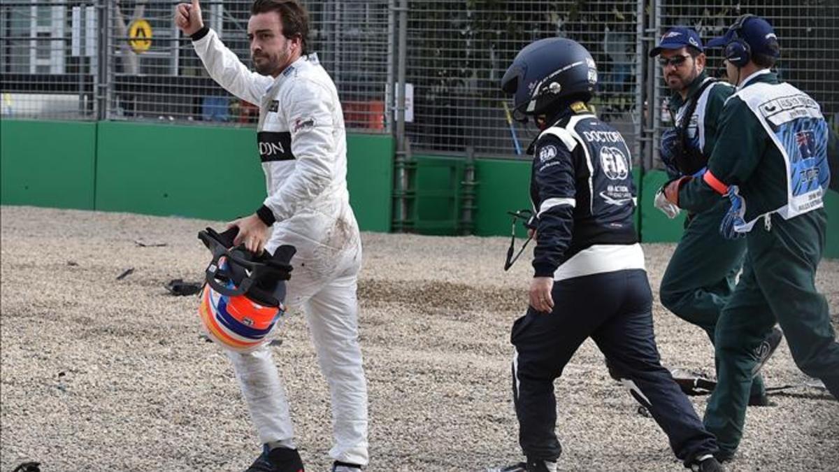 Alonso, tras salir de su monoplaza en Albert Park