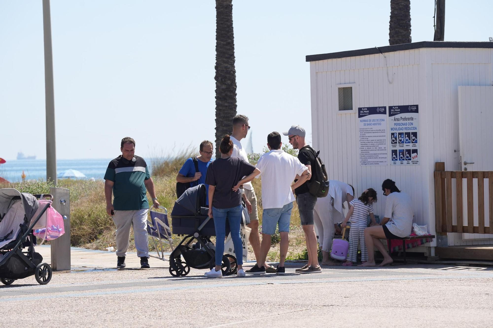 Galería de imágenes: Los castellonenses disfrutan de la playa en abril