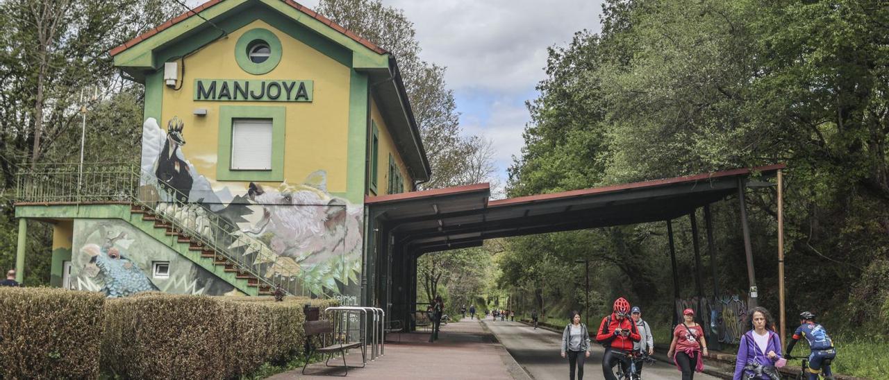 La antigua estación de tren de La Manjoya, que el Ayuntamiento quiere habilitar como Escuela de Sostenibilidad. | Irma Collín