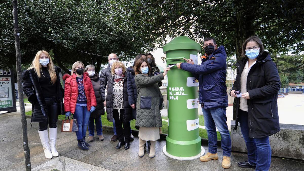 La campaña fue presentada ayer en un buzón habilitado para sorteos. |   // BERNABÉ/JAVIER LALÍN