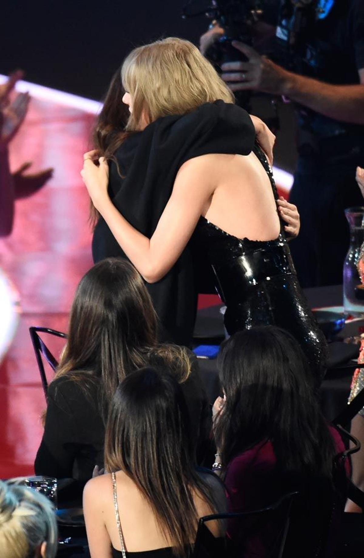 Taylor Swift abraza a Selena Gomez en la gala iHeartRadio Awards 2016.