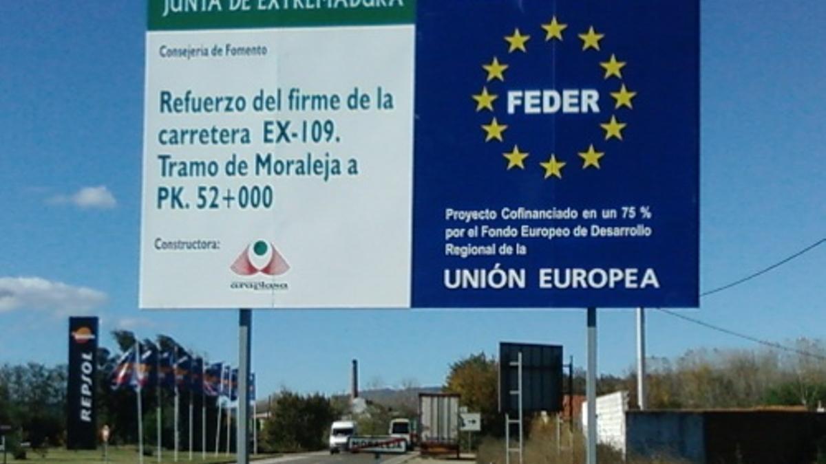 Cartel al borde de una carretera financiada por los fondos europeos Feder.