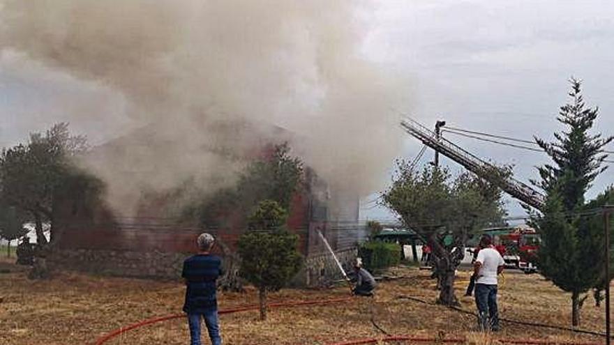 Arde una vivienda junto a una gasolinera en Muelas del Pan