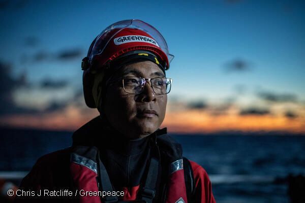 Activistas de Greenpeace se suben a una plataforma petrolífera al norte de Canarias para que deje de perforar