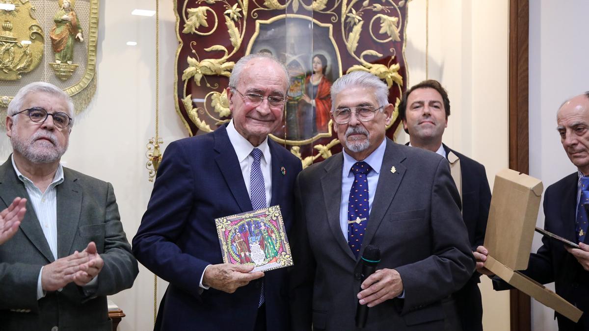 El alcalde de Málaga, durante la inauguración de la sala dedicada a los Patronos.