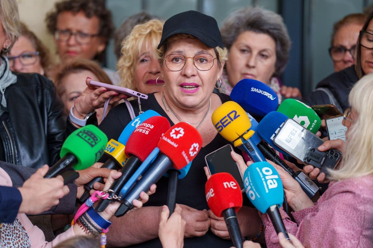 Anabel Cano, la primera víctima de los fallos del cribado de cáncer de mama que demandará a la Junta de Andalucía habla con los medios de comunicación.