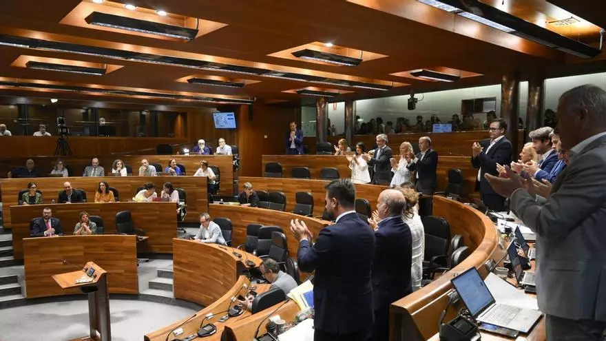 Y el PSOE de Barbón se quedó solo: aprobado definitivamente el dictamen que apunta a exconsejeros por sus responsabilidades en el control de Cerredo