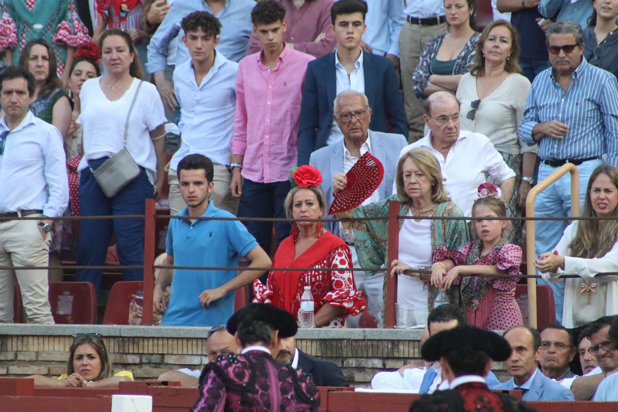 Los aficionados en el último espectáculo taurino de la Feria