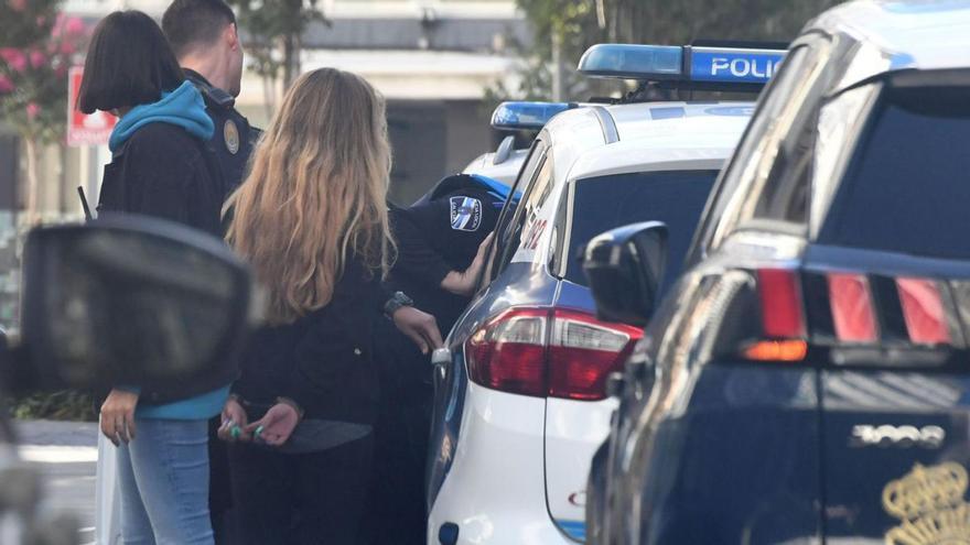 Agentes de Policía Local de A Coruña con una detenida. |   // CARLOS PARDELLAS