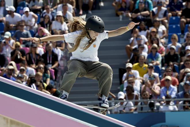 La española Daniela Terol compite en la manga preliminar de Skate Street mujeres de los Juegos Olímpicos de París 2024 este domingo en la sede La Concorde 3 en París, Francia. 