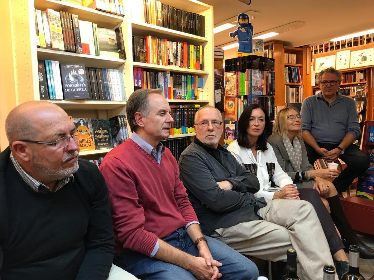 En plena tertulia con el escritor malagueño Antonio Soler, en 2018, en la librería Rayuela.