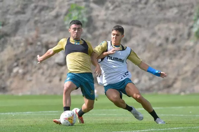 Pinchi se gana un puesto  de titular ante el Alcorcón