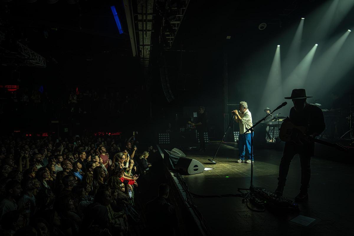 Love of Lesbian cierra filas con su ‘hermandad’ en un inflamado estreno en Razzmatazz