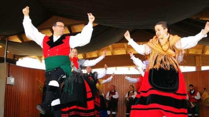 Festival folclórico de Charaviscas, Breogán e Solaina en Moaña.