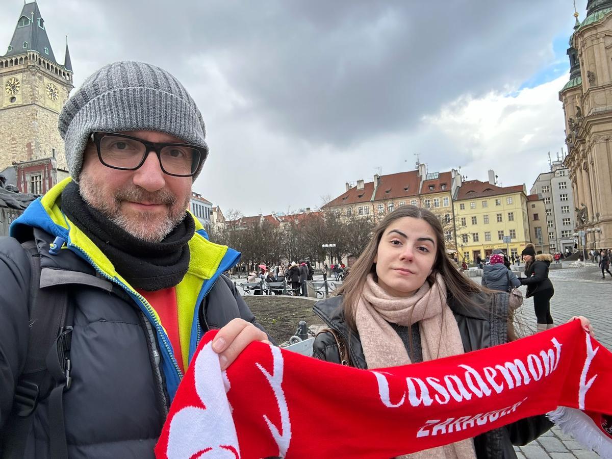 Rabanque, con su hija en el viaje a Praga