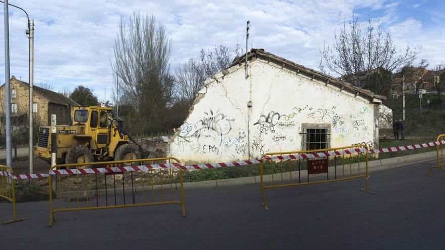 Arriba, casa del guardagujas en un descanso del derribo. A la izquierda, parte del inmueble con uralita al que se refiere el PP.