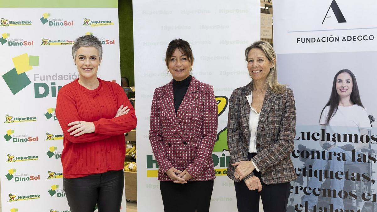 Virginia Ávila, directora de la Fundación DinoSol, Salomé Sedano, directora de Recursos Humanos de HiperDino, e Isabel Guillén, coordinadora regional de la Fundación Adecco