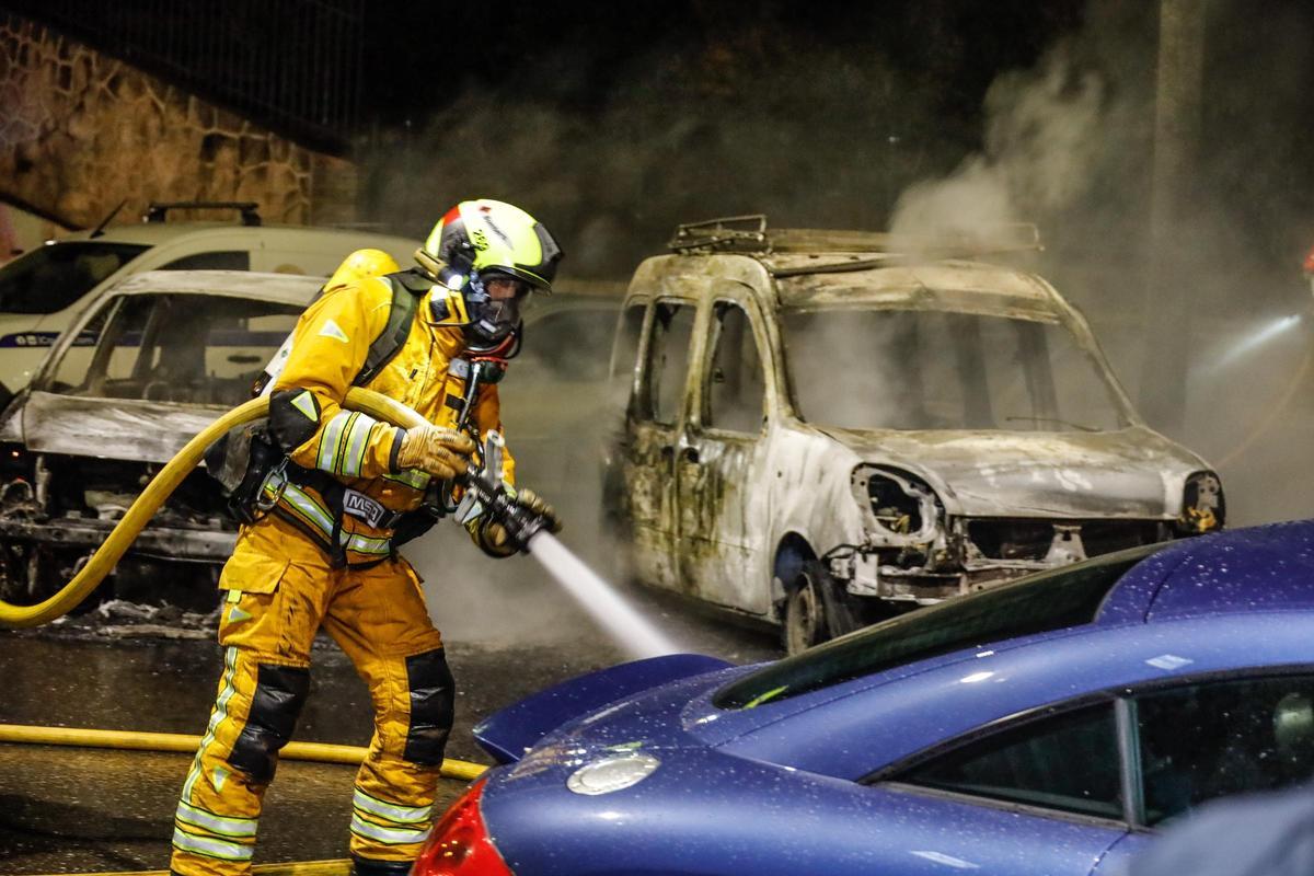 Imágenes del incendio de coches en Alcoy