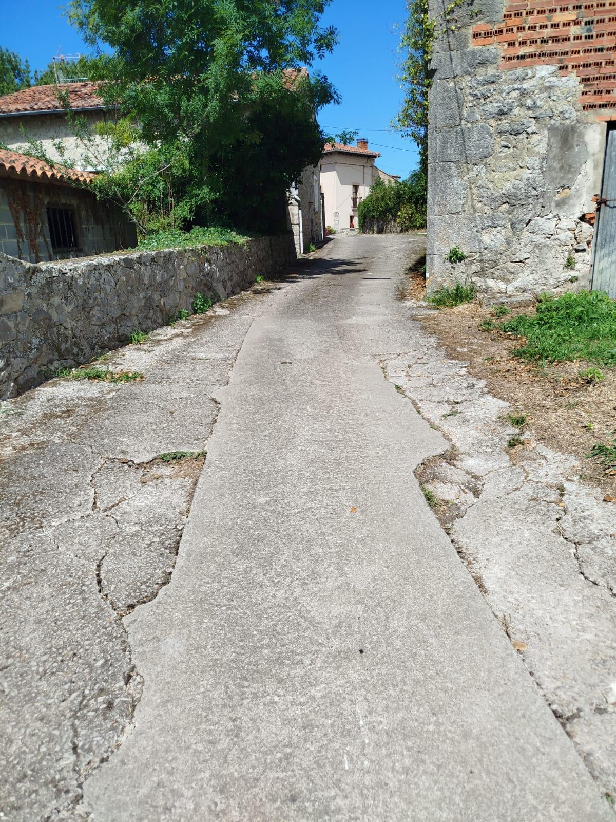 Camino de El Pandu, en mal estado de conservación.