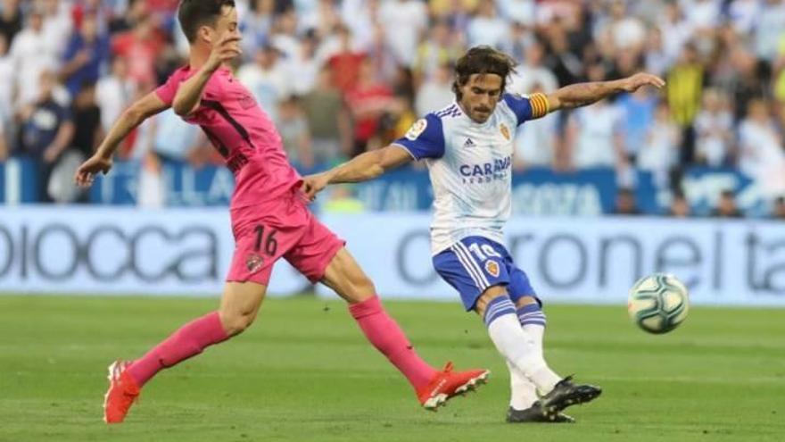 Juanpi presiona a Javi Ros, en una acción del partido.