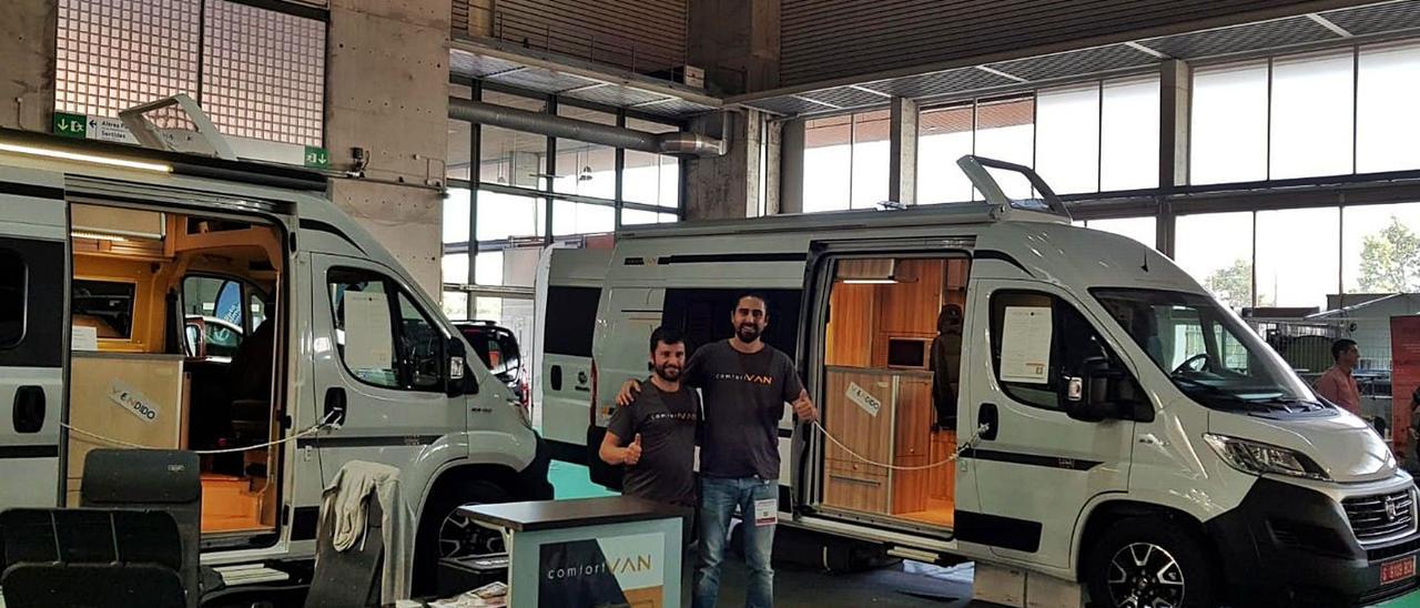 José Estévez, de Moaña, con el trabajador Hugo Alonso, con dos modelos de autocaravanas en la feria de Barcelona        en 2019.   | // FDV