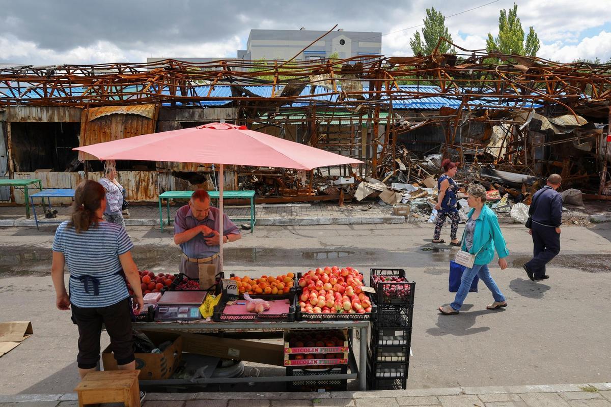 Un puesto de frutas en un mercado en Donetsk.