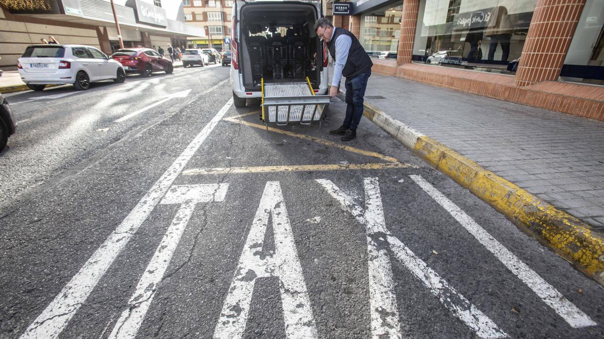 El número de taxis adaptados en Alicante es insuficiente