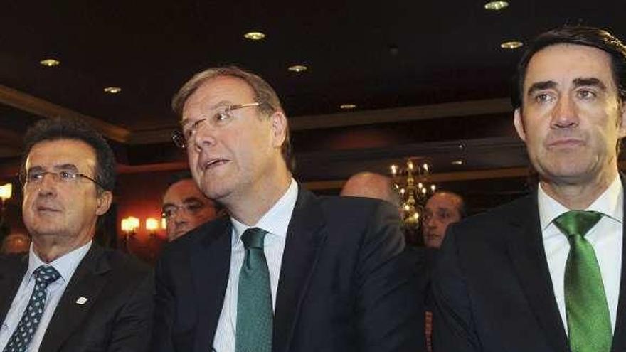 Ulibarri, a la izquierda, con Silván y Suárez-Quiñones.