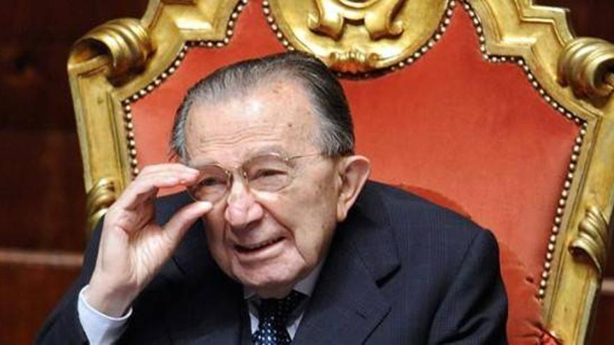 Muere Giulio Andreotti, siete veces primer ministro de Italia