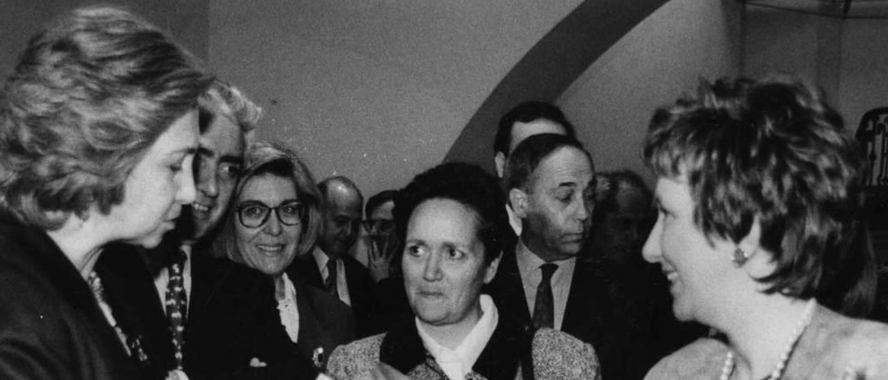 La arqueóloga junto a la Reina Sofía, en la inauguración de la exposición &quot;Astures&quot;, en 1995.