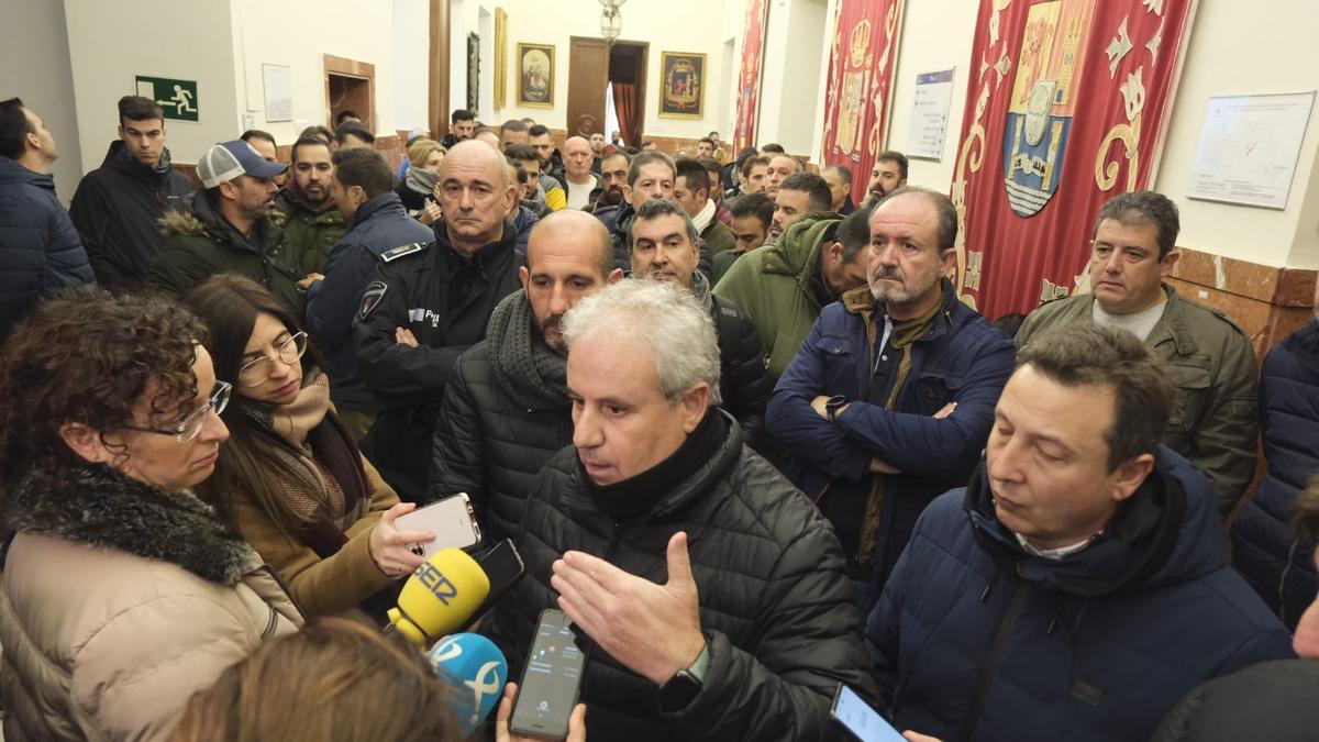 Manuel Manzano atiende a la prensa dentro del ayuntamiento.