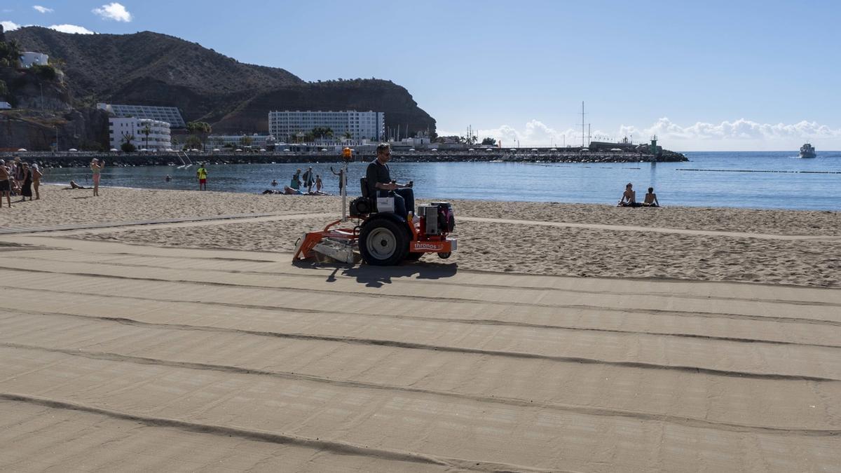 Nueva máquina limpia playas de Mogán