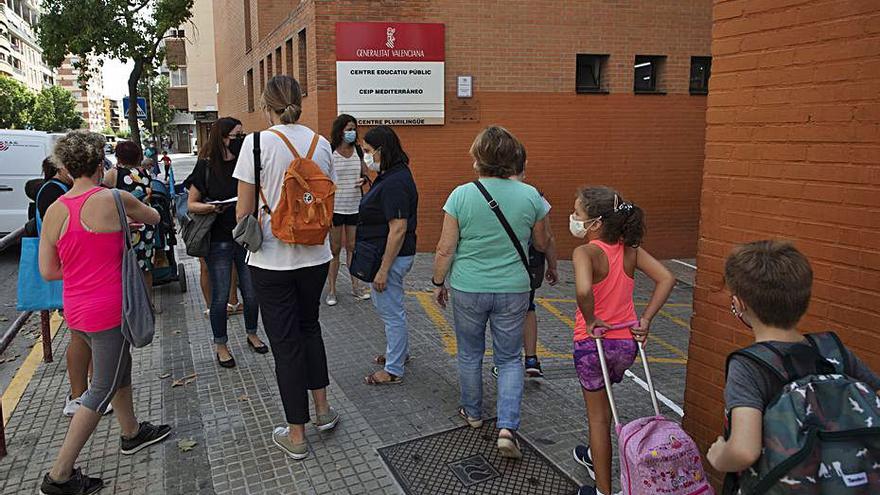 Niños y padres, en una foto de archivo. | TORTAJADA