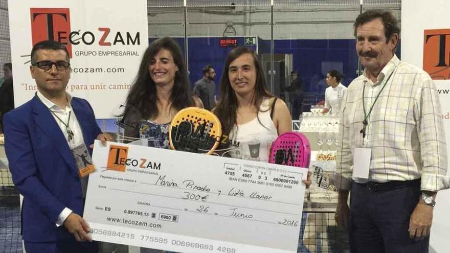 Las ganadoras del cuadro femenino federado con su cheque.