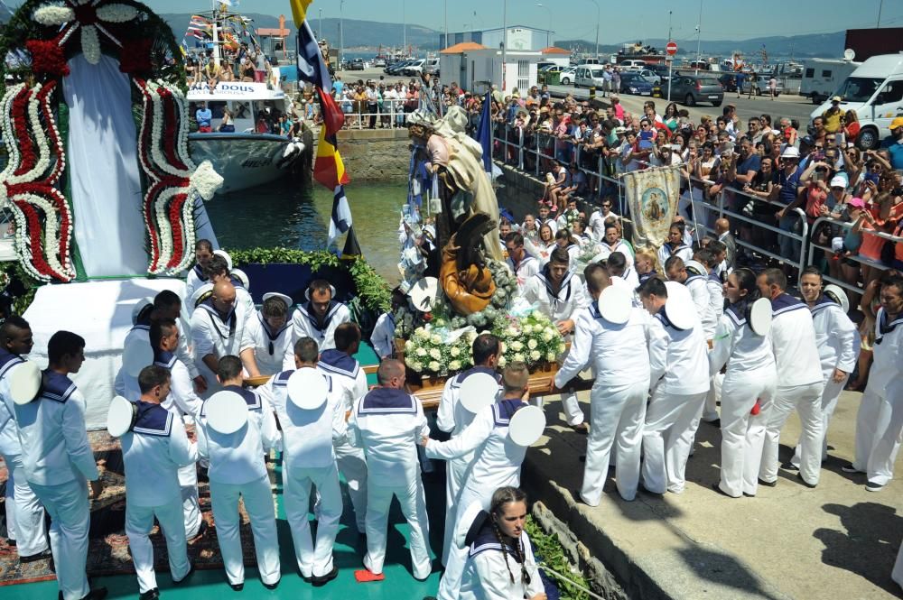 Multitudinaria procesión marítima para honrar a la patrona del mar y de los marineros