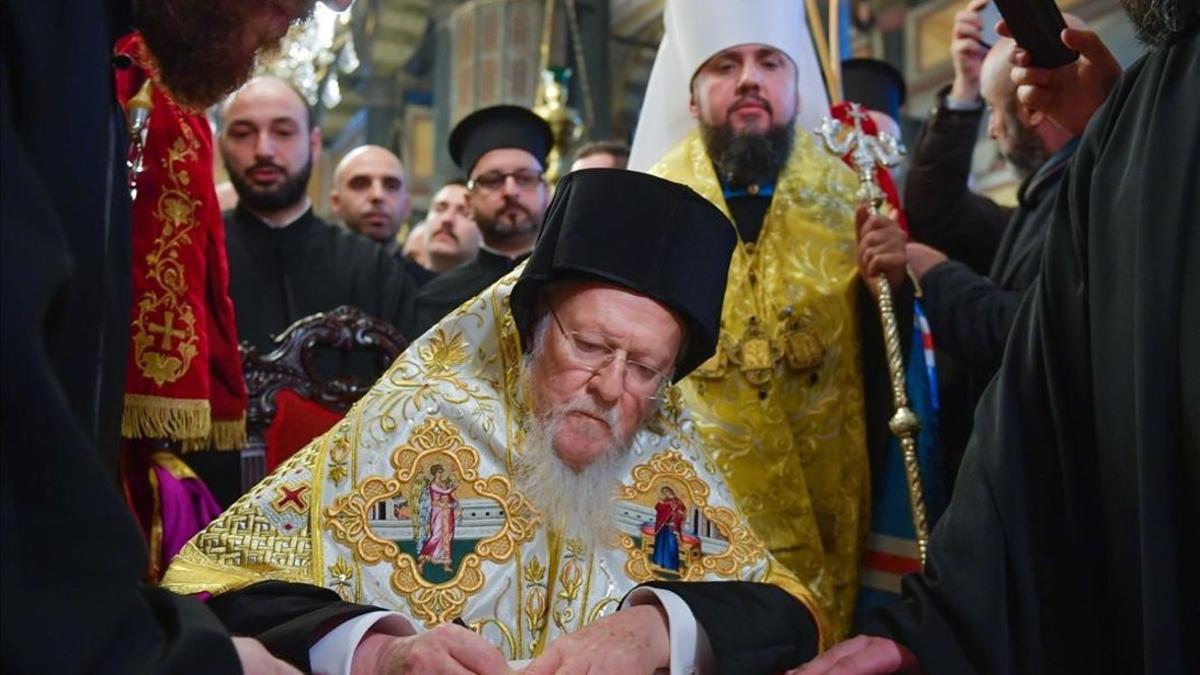 El patriarca ecuménico Bartolomé I asiste a una ceremonia de firma del decreto 'tomo' de la Iglesia ucraniana en la iglesia patriarcal de San Jorge, en Estambul.