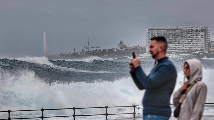 Alerta por olas de hasta seis metros este jueves en Canarias