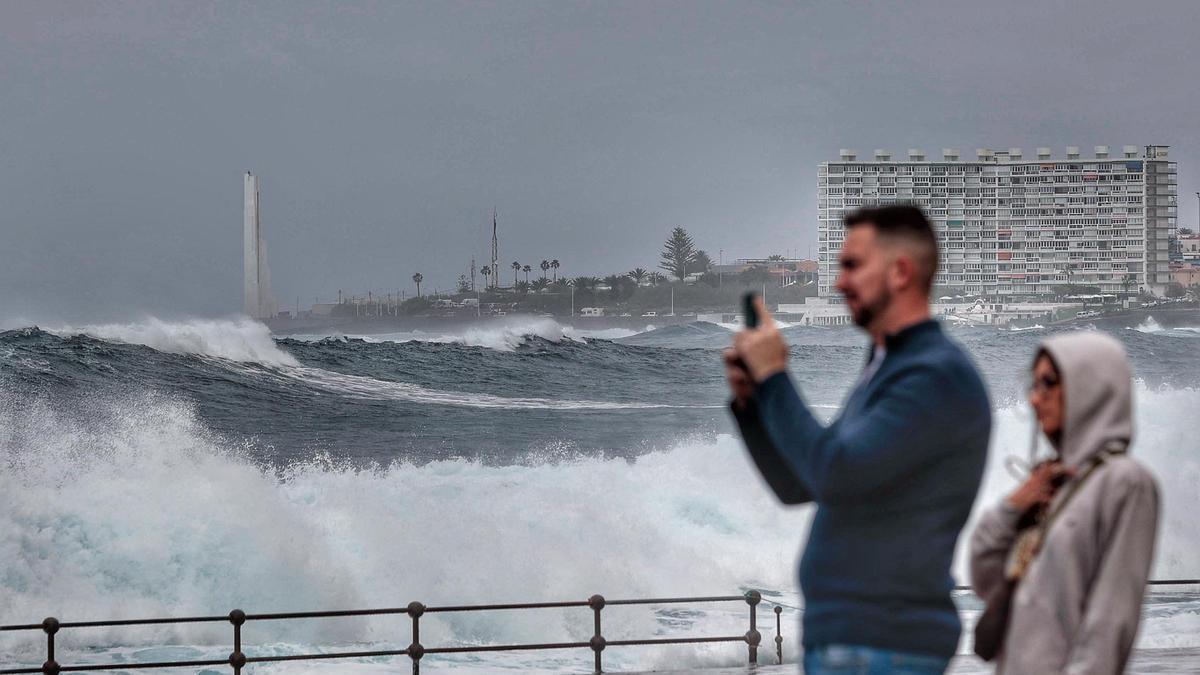 Fuerte oleaje en la costa de Tenerife