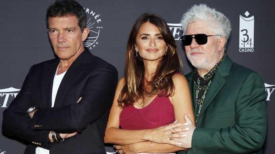 PenÃ©lope Cruz, junto a Pedro AlmodÃ³var y Antonio Banderas.