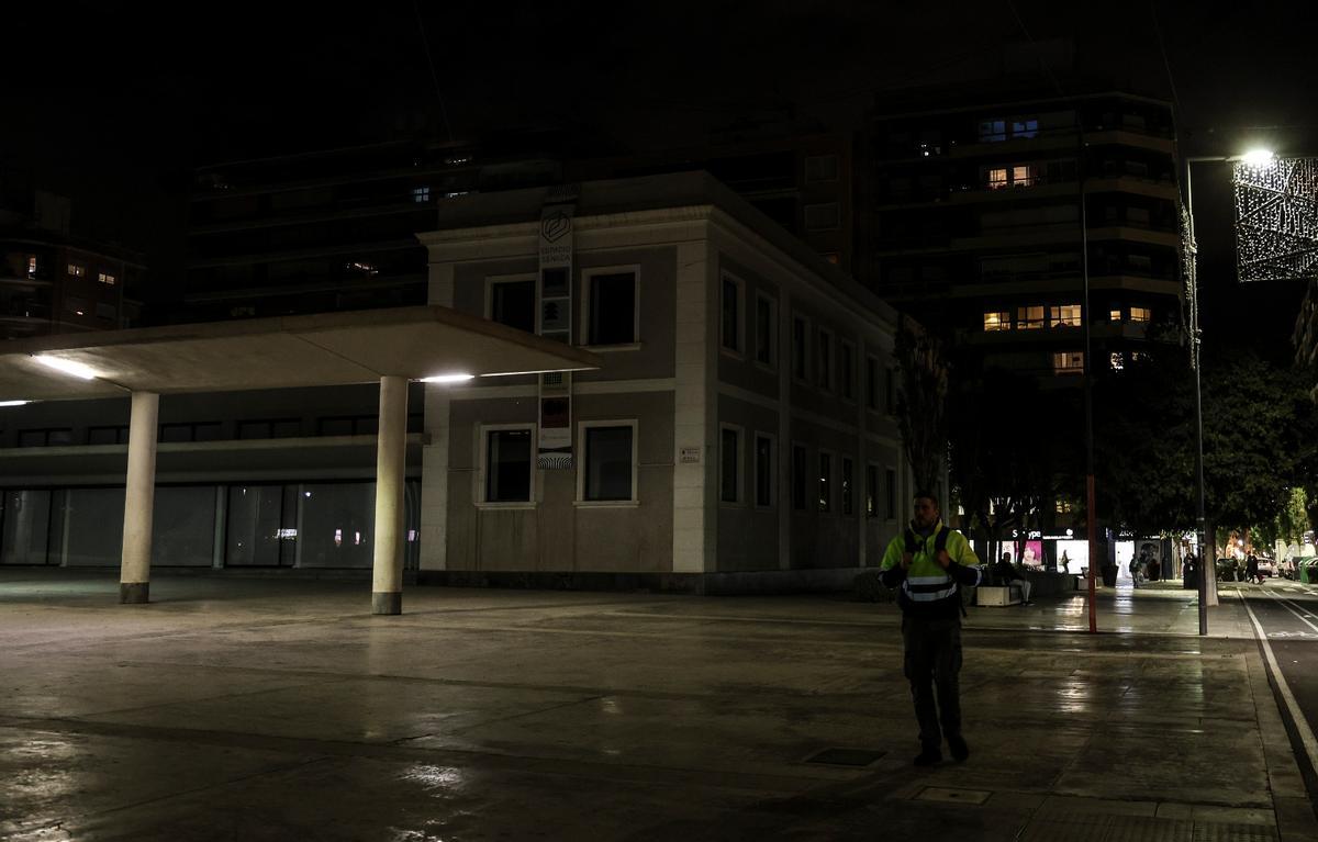 Comerciantes y vecinos de la plaza Séneca reclaman más iluminación Comerciantes y vecinos de la plaza Séneca reclaman más iluminación