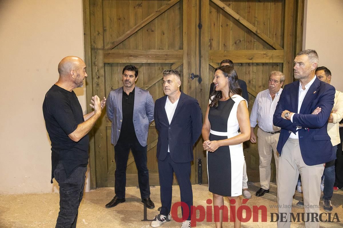 Así es la exposición 'Los Asomados' de Lidó Rico, que llega a Caravaca en su Año Jubilar