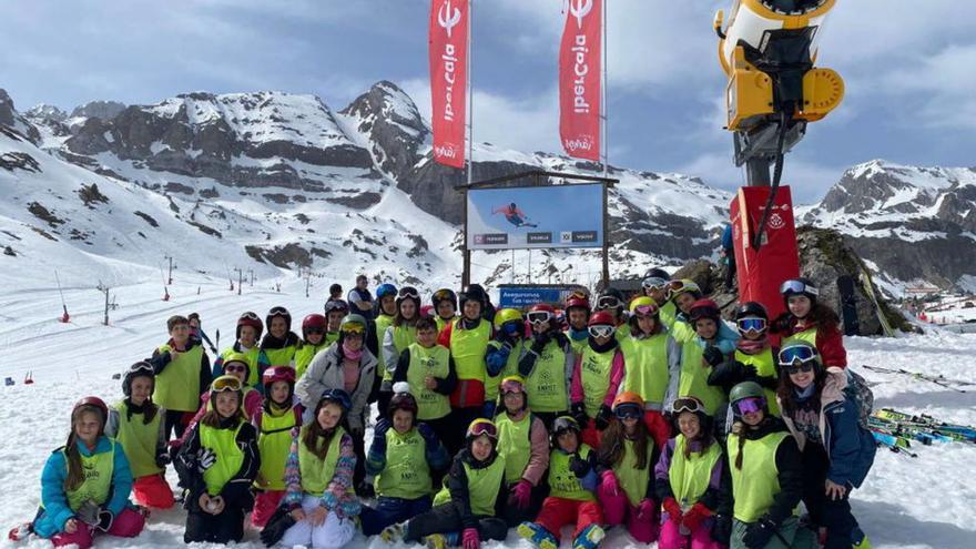 Los escolares de la comarca se deslizan por las pistas del Pirineo aragonés