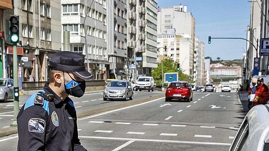 Un policía denuncia a un vehículo mal estacionado.