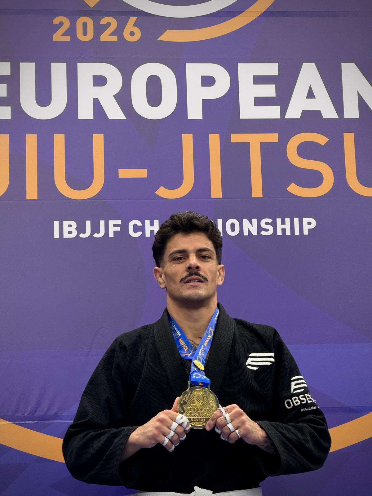 Aday González, con la medalla de oro, después de consagrarse campeón de Europa en Lisboa.