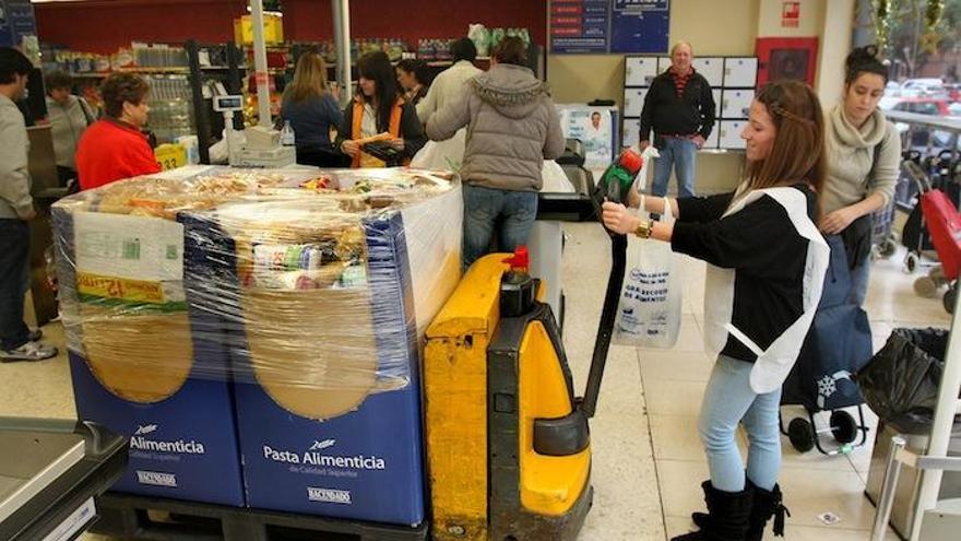 Una voluntaria de la Gran Recogida en su edición del año pasado.