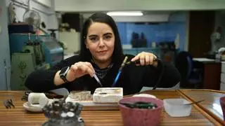 El oficio de joyero en A Coruña vive una transformación entre la artesanía tradicional y los nuevos talleres creativos: "Tú puedes hacer joyería muy fácil, otra cosa es ser joyero"